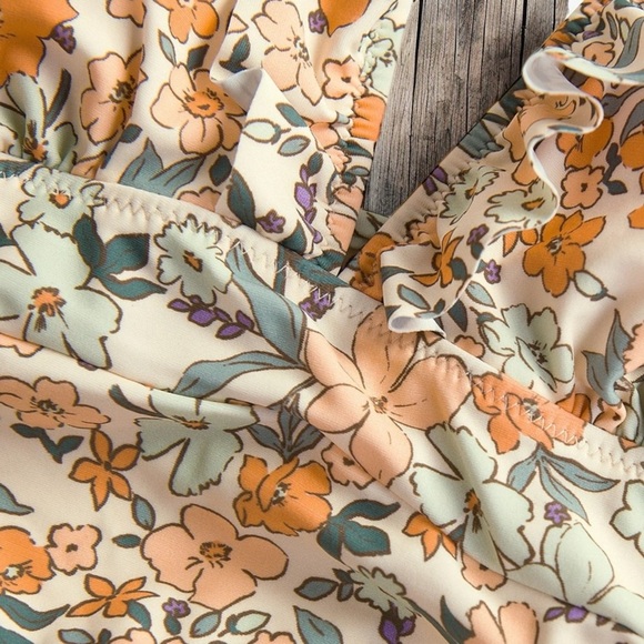 NWT CUPSHE One-Piece Swimsuit, V Neck, Ruffle Tummy Control, Back Tie - Large - Picture 4 of 9